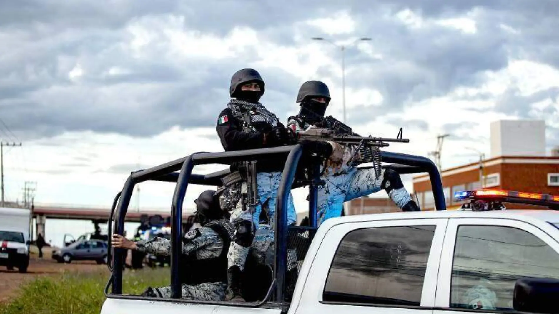 A la altura del bulevar Siglo XXI, en la Avenida a la comunidad de Sauceda de la Borda, los elementos policiacos fueron agredidos